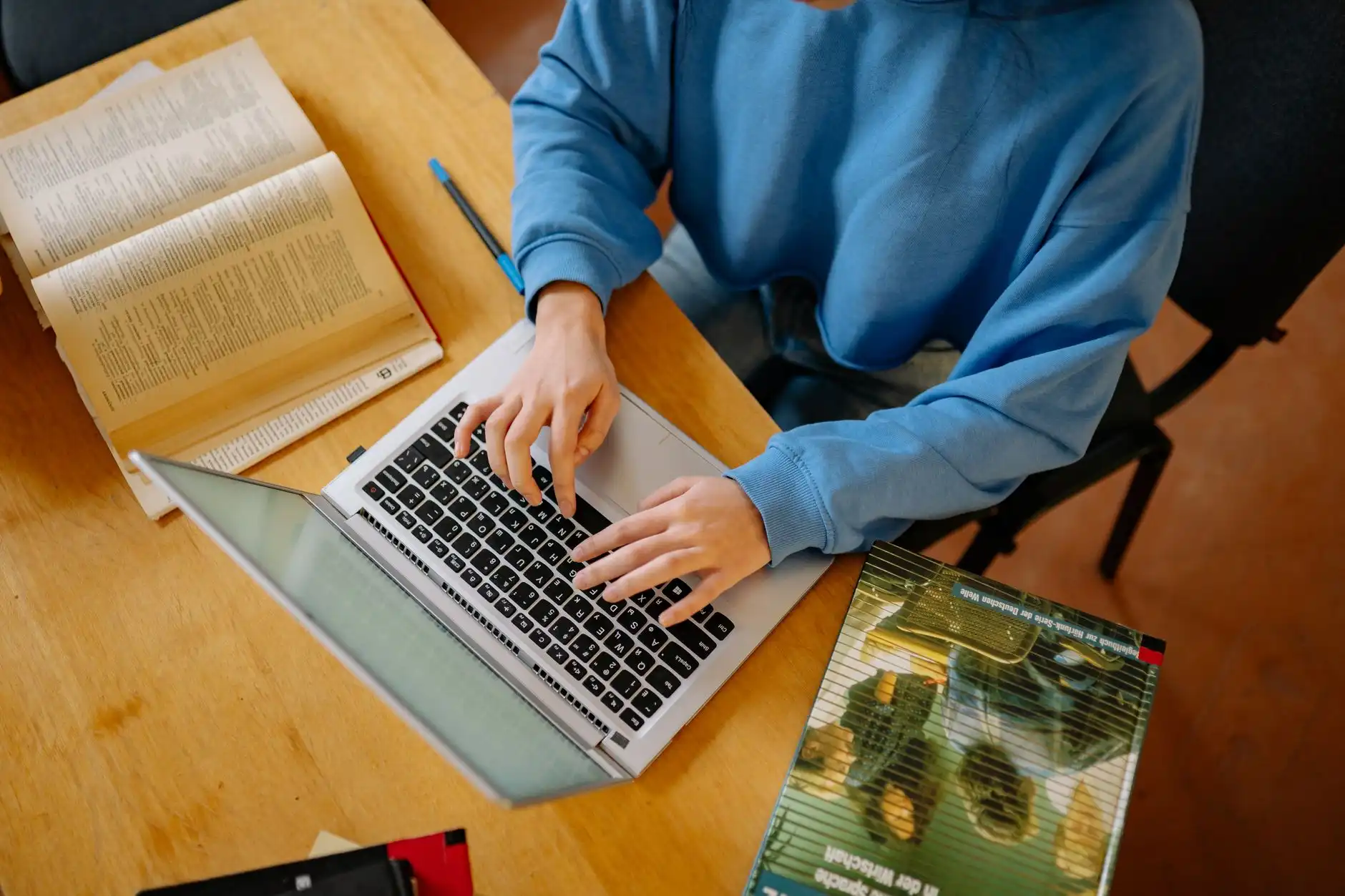 学之门教育课程研发体系与教学设备协同应用解析